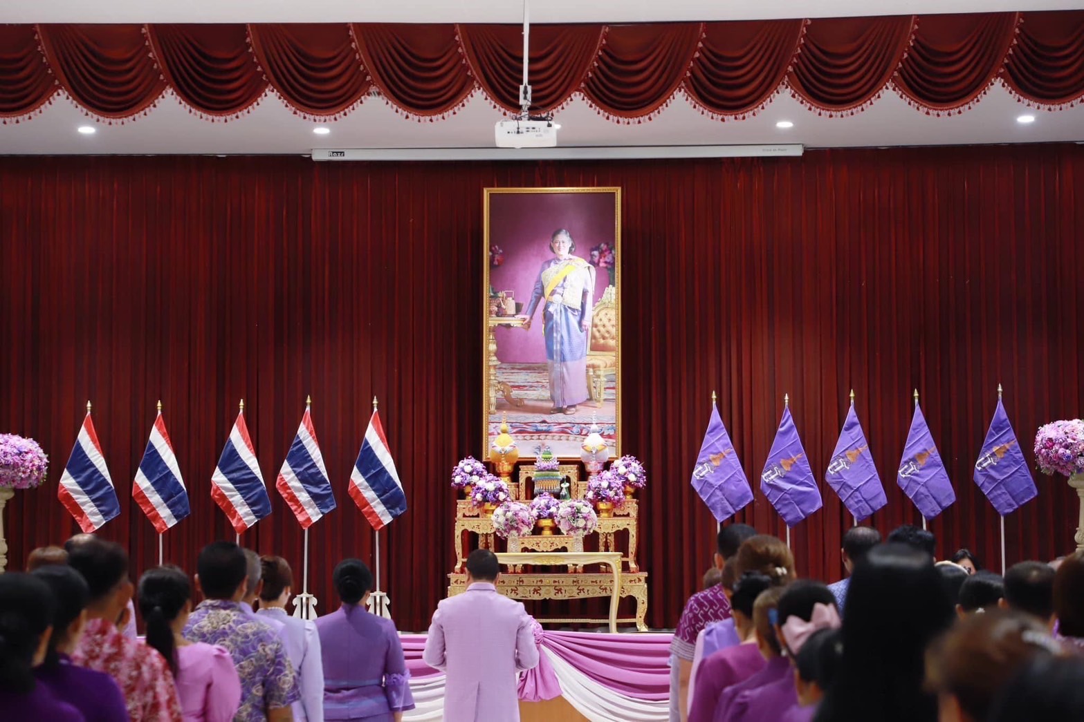 ขนส่งจังหวัดสุราษฎร์ธานีนำเจ้าหน้าที่ สำนักงานขนส่งจังหวัดสุราษฎร์ธานีเข้าร่วมพิธีกับจังหวัดสุราษฎร์ธานี ถวายความจงรักภักดีและสำนึกในพระมหากรุณาธิคุณ อันหาที่สุดมิได้ แด่ สมเด็จพระกนิษฐาธิราชเจ้ากรมสมเด็จพระเทพรัตนราชสุดาฯ สยามบรมราชกุมารี
