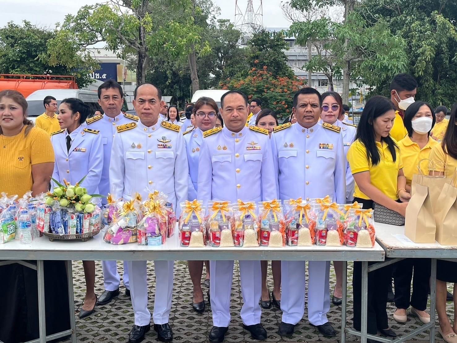วันที่ 28 กรกฎาคม 2567  เวลา 07.00 น. สำนักงานขนส่งจังหวัดสุราษฎร์ธานี โดยนายจตุรงค์ แก้วกสิ ขนส่งจังหวัดสุราษฎร์ธานี พร้อมด้วยเจ้าหน้าที่ ได้เข้าร่วมกิจกรรมเฉลิมพระเกียรติพระบาทสมเด็จพระเจ้าอยู่หัว เนื่องในโอกาสพระราชพิธีมหามงคลเฉลิมพระชนมพรรษา 6 รอบ พิธีทำบุญตักบาตรถวายพระราชกุศลและพิธีทางศาสนา 3 ศาสนา และพิธีถวายสัตย์ปฏิญาณเพื่อเป็นข้าราชการที่ดีและพลังของแผ่นดินมหามงคล ณ ศาลากลางจังหวัดสุราษฎร์ธานี  อำเภอเมืองฯ จังหวัดสุราษฎร์ธานี