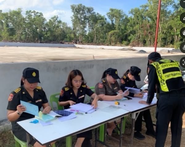สำนักงานขนส่งจังหวัดสุราษฎร์ธานี สาขาอำเภอเกาะสมุย
     นายวิชัย ลิ้มภูวนนท์ หัวหน้าสำนักงานขนส่งสาขาอำเภอเกาะสมุย พร้อมผู้ตรวจการและเจ้าหน้าที่ ออกตรวจสอบและบังคับใช้กฎหมายกับรถทุกประเภทที่ฝ่าฝืนกฎหมายว่าด้วยรถยนต์ และกฎหมายว่าด้วยการขนส่งทางบก ตามมาตรการบังคับใช้กฎหมาย ณ หน้าสำนักงานขนส่งจังหวัดสุราษฎร์ธานี สาขาอำเกาะสมุย ต.ลิปะน้อย อ.เกาะสมุย จ.สุราษฎร์ธานี และให้ความรู้แนะนำเกี่ยวกับการใช้รถใช้ถนนด้วยความปลอดภัย
ในวันที่ 16 ตุลาคม 2568 เวลา 07.00 - 08.30 น.