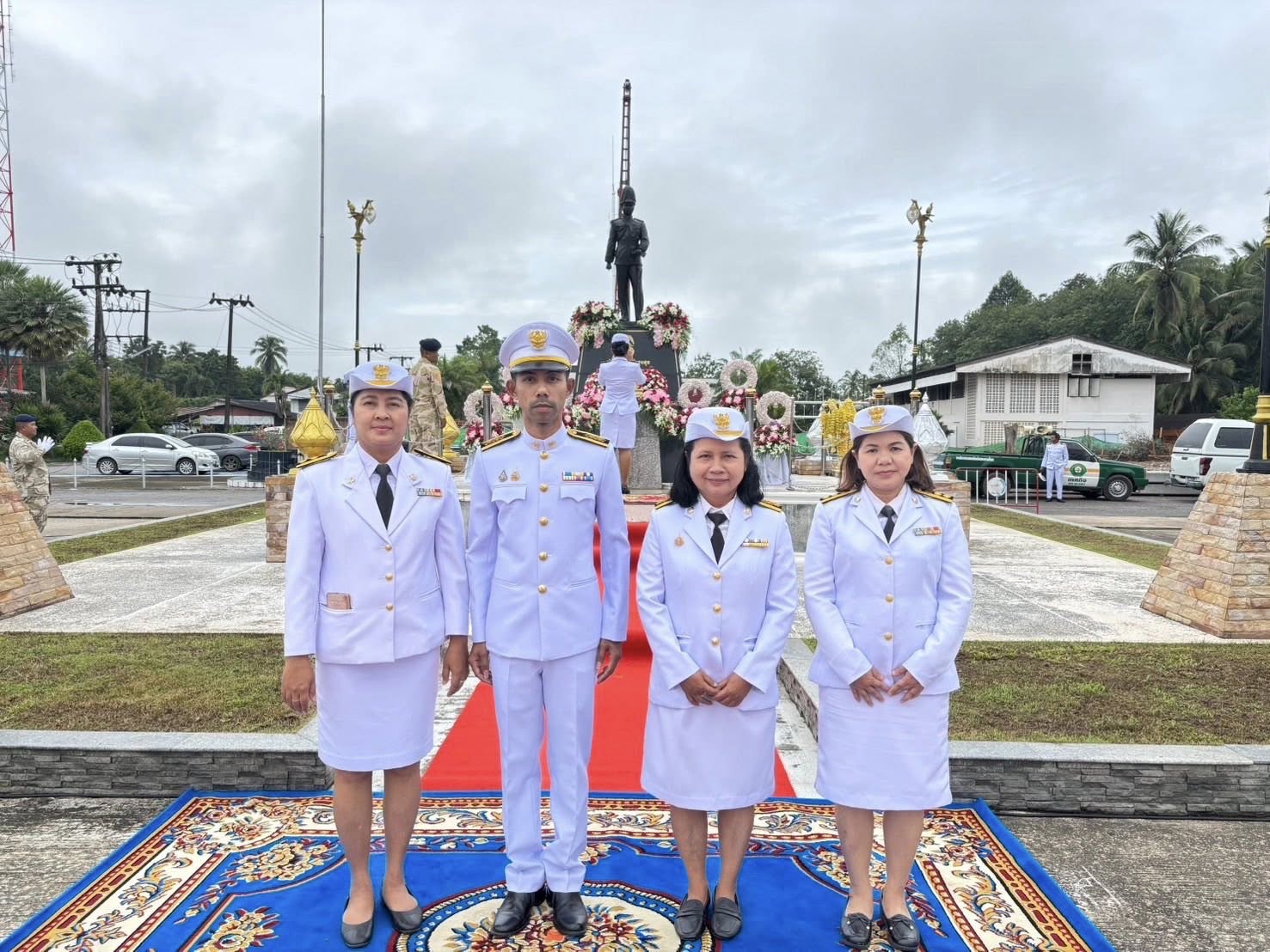 สำนักงานขนส่งจังหวัดสุราษฎร์ธานี สาขาอำเภอเวียงสระ
      เจ้าหน้าที่สำนักงานขนส่งจังหวัดสุราษฎร์ธานี สาขาอำเภอเวียงสระ เข้าร่วมพิธีวางพวงมาลาเพื่อน้อมรำลึกในพระมหากรุณาธิคุณ เนื่องในวันคล้ายวันสวรรคต พระบาทสมเด็จพระจุลจอมเกล้าเจ้าอยู่หัว ในวันพฤหัสบดี ที่ 23 ตุลาคม 2568 ณ พระบรมราชานุสาวรีย์พระบาทสมเด็จพระจุลจอมเกล้าเจ้าอยู่หัว บริเวณที่ว่าการอำเภอเวียงสระ จังหวัดสุราษฎร์ธานี