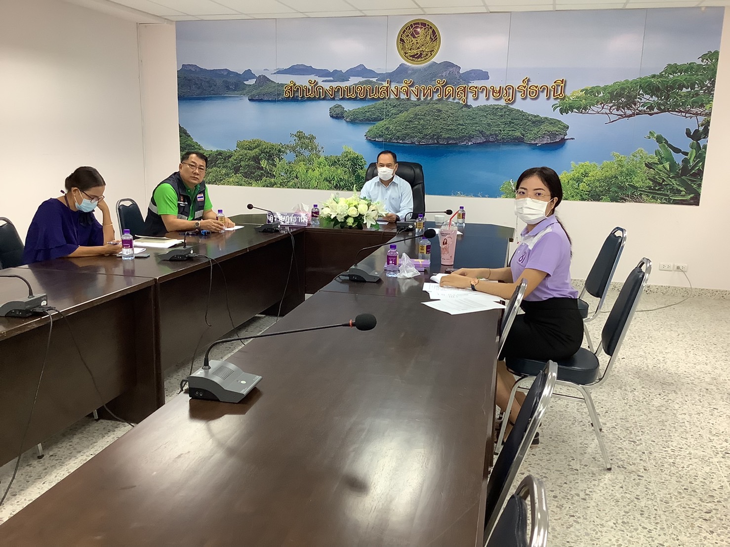 นายจตุรงค์ แก้วกสิ ขนส่งจังหวัดสุราษฎร์ธานี หัวหน้าฝ่ายทุกฝ่าย และหัวหน้าสำนักงานขนส่งสาขา ทุกสาขา เข้าร่วมประชุมกรมการขนส่งทางบก ผ่าน ระบบ Video Conference