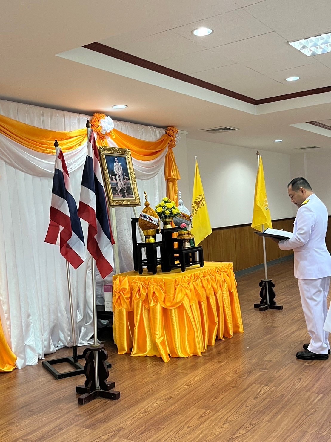 วันนี้ (25 ก.ค. 66) ณ ห้องประชุมชั้น 6  ห้องเพื่อนสนิท สำนักงานขนส่งจังหวัดสุราษฎร์ธานี นายจตุรงค์ แก้วกสิ ขนส่งจังหวัดสุราษฎร์ธานี เป็นประธานในพิธีถวายสัตย์ปฏิญาณฯ และลงนามถวายพระพร เนื่องในโอกาสวันที่ 28 กรกฎาคม 2566 วันเฉลิมพระชนมพรรษา พระบาทสมเด็จพระปรเมนทรรามาธิบดีศรีสินทรมหาวชิราลงกรณ มหิศรภูมิพลราชวรางกูร กิติสิริสมบูรณอดุลยเดช สยามินทราธิเบศรราชวโรดม บรมนาถบพิตร พระวชิรเกล้าเจ้าอยู่หัว รัชกาลที่ 10 โดยมีหัวหน้าสำนักงานขนส่งจังหวัดสุราษฎร์ธานี หัวหน้าสาขา พร้อมด้วยเจ้าหน้าที่ขนส่งและพนักงานราชการเข้าร่วมในพิธีดังกล่าว ทั้งนี้เพื่อแสดงความมุ่งมั่นที่จะเป็นข้าราชการที่ดีและพลังของแผ่นดิน ปฏิบัติหน้าที่ตามรอยพระยุคลบาทในฐานะข้าของแผ่นดินให้เกิดประโยชน์สุขแก่ประชาชนและประเทศชาติสืบไป